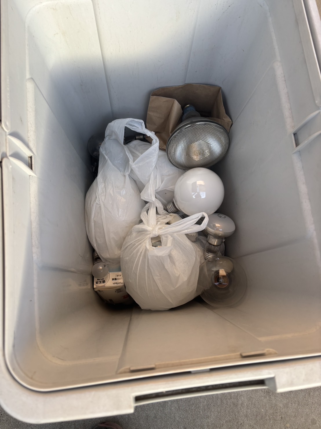 【産業廃棄物処理:東京】電球、蛍光灯の産廃処理事例を紹介